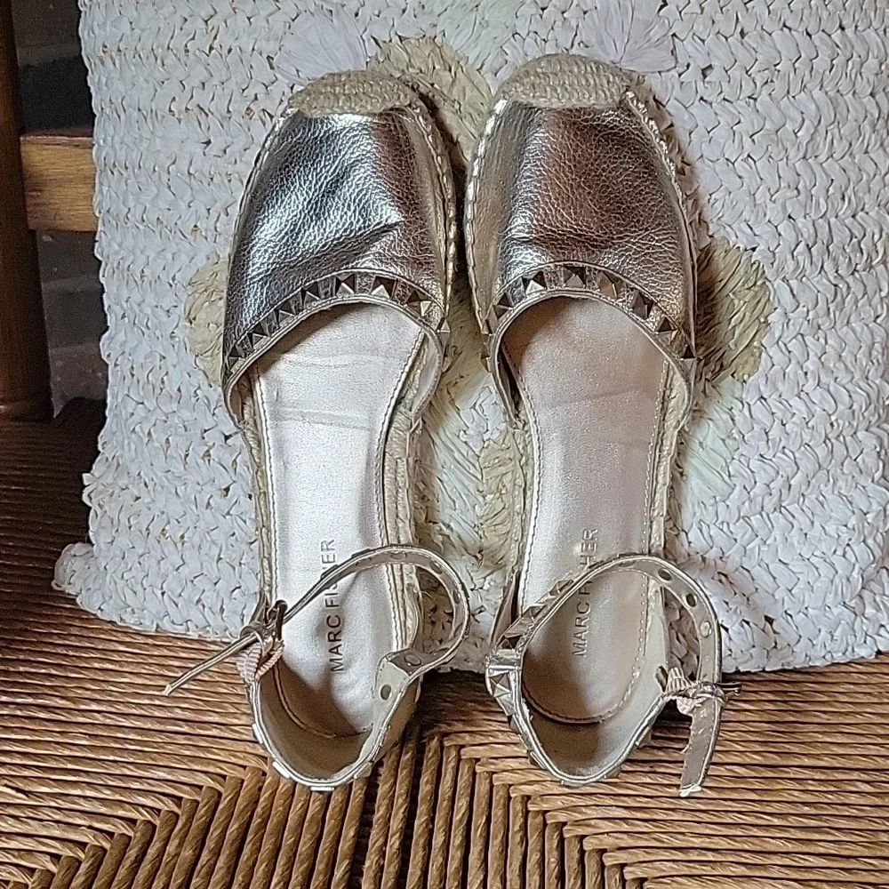 Marc Fisher Graze, gold, closed toe, ankle strap, espadrille, size 8M